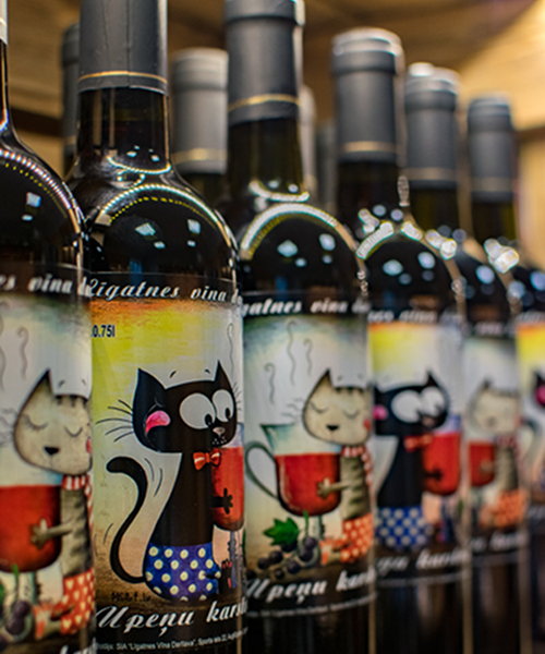 Vīns ar kaķi uz etiķetes